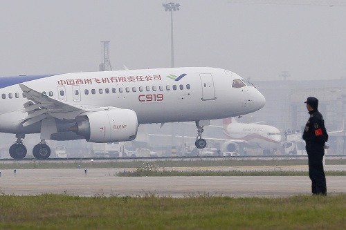 Čínske dopravné lietadlo C919 vzlieta z medzinárodného letiska Pudong v čínskom Šanghaji.