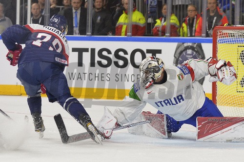 Libor Hudáček (vľavo) pred talianskym brankárom Andreasom Bernardom