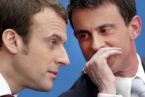Emmanuel Macron (vľavo) a Manuel Valls