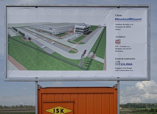 Transparent s vyobrazením budúceho závodu MinebeaMitsumi v priemyselnom parku Immopark v Košiciach.