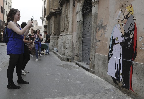 Graffiti na ktorom sa pápež bozkáva s Trumpom