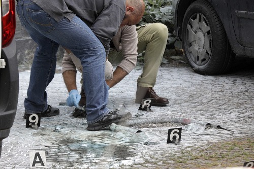 Talianski policajti skúmajú miesto explózie