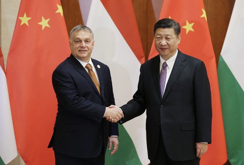 Viktor Orbán s čínskym prezidentom Xi Jinpingom počas medzinárodnej konferencie v Pekingu.