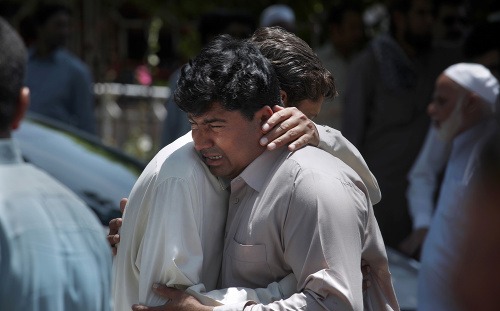 Občania Balúčistánu trúchlia za obeťami útokov.