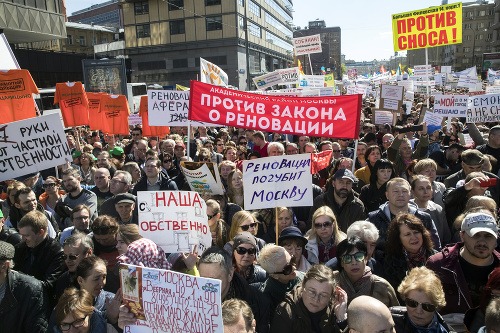 Ľudia protestujú v Moskve proti plánovanej rozsiahlej demolácii panelákov z čias Sovietskeho zväzu