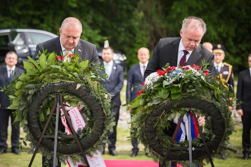 Zľava: Prezident Gruzínska Giorgi Margvelashvili a prezident SR Andrej Kiska počas kladenia vencov k pamätníku Brána Slobody na Devíne v rámci oficiálnej návštevy gruzínskeho prezidenta na Slovensku. 