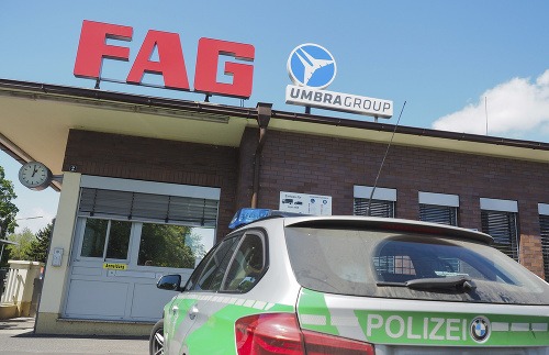 Policajné auto stojí pred závodom spoločnosti FAG Schaeffler v nemeckom Eltmane 15. mája 2017. Nemecká polícia informovala, že počas explózie sa v bavorskom závode spoločnosti FAG Schaeffler zranilo 13 ľudí.