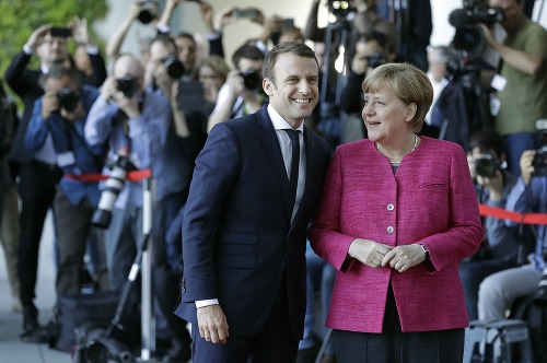 Nemecká kancelárka Angela Merkelová víta nového francúzskeho prezidenta Emmanuela Macrona počas jeho prvej zahraničnej cesty 15. mája 2017 v Berlíne.