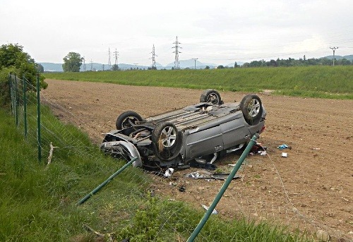 Na diaľnici D1 pri Ilave zišiel automobil z cesty a prevrátil sa na strechu do priekopy.
