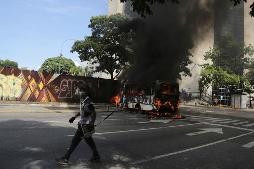 Protesty proti režimu vo Venezuele majú už 42 obetí.