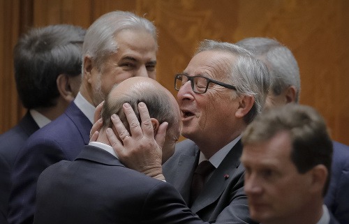 Jean-Claude Juncker sa víta s rumunským exprezidentom Traianom Basescom