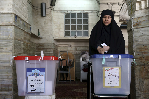 V prezidentských voľbách v Iráne sa proti sebe stretnú Hassan Rúhání a Ebráhím Raísí.