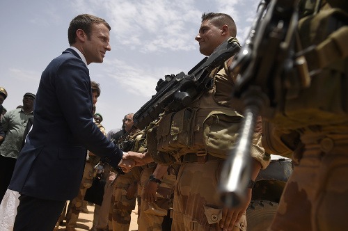 Emmanuel Macron na základni v Mali.