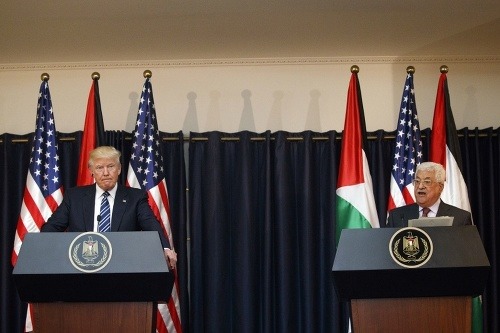 Donald Trump a Mahmúd Abbás