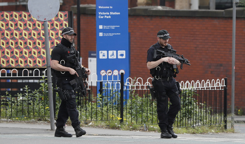 Ozbrojení policajti hliadkujú vo viacerých miestach v Británii.