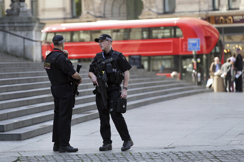 Policajné jednotky v Londýne.