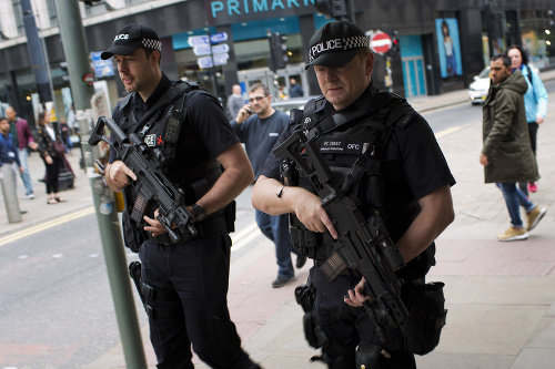 Britská polícia zatkla osem podozrivých v súvislosti s pondelkovým útokom v hale Manchester Arena.