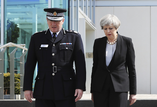 Šéf manchesterskej polície Ian Hopkins a Theresa Mayová