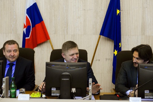 Na snímke zľava Tibor Straka, premiér SR Robert Fico a minister vnútra SR Robert Kaliňák