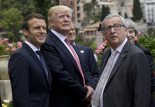 (Zľava) Emmanuel Macron, Donald Trump a Jean-Claude Juncker