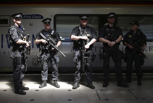Hliadkujúci policajti v anglickom metre.