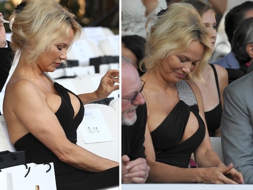 Pamela Anderson si takto kontrolovala výstrih. 