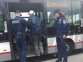 Mestskí policajti pomohli starčekovi nastúpiť do autobusu