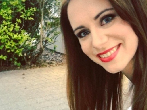 Moderátorka Lenka Vavrinčíková drží 