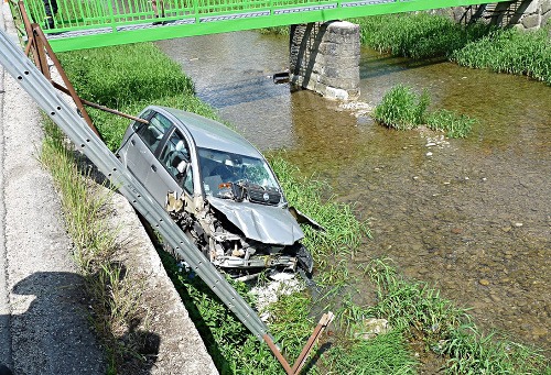 Osobný automobil tam spadol do potoka.