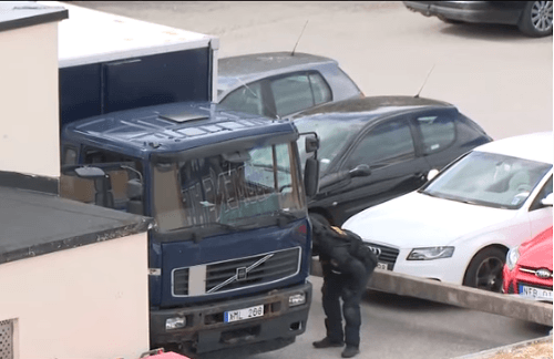 Kamión dnes nabúral do niekoľkých zaparkovaných áut  vo Švédsku.