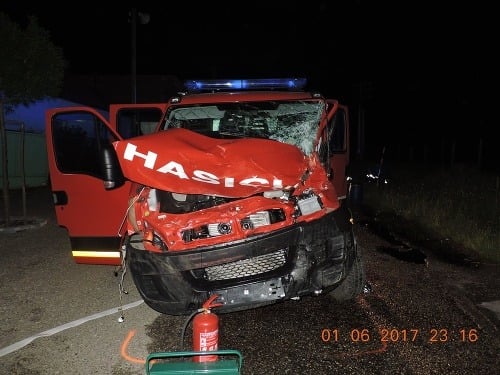 Pri obci Nesvady v okrese Komárno sa zrazili dve hasičské vozidlá.