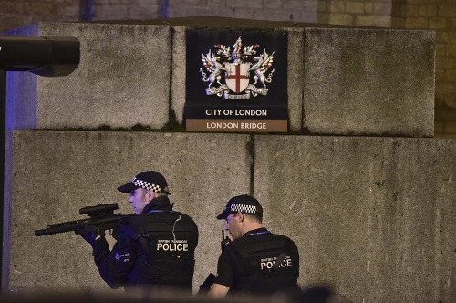 Fotografia zo zásahu polície počas minulotýždňového útoku na moste London Bridge