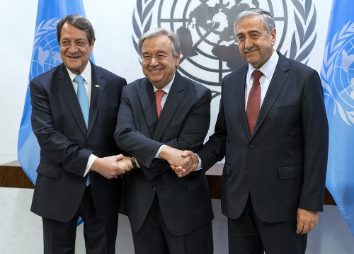 Antonio Guterres (v strede) si podáva ruku s prezidentom Cyperskej republiky Nikosom Anastasiadisom (vľavo) a s prezidentom medzinárodne neuznanej Severocyperskej tureckej republiky Mustafom Akincim.