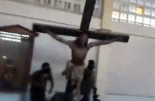 V kostole zhodili kríž.