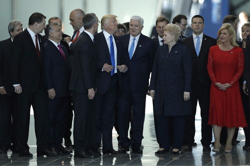 Na summite NATO v Belgicku bol aj premiér Čiernej hory Duško Markovič (napravo od Trumpa)