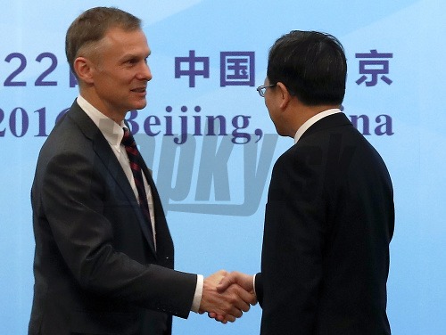 Veľvyslanec USA v Číne David Rank (vľavo)