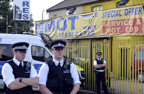 Polícia v Británii uskutočnila ďalšiu domovú prehliadku