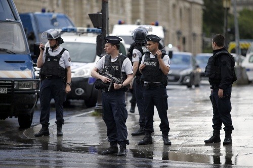 Útok na policajnú hliadku v Paríži.