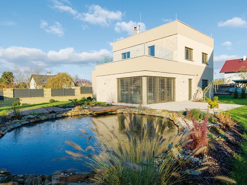 Domáci trávia v starostlivo upravovanej záhrade veľa času. Jej súčasťou je aj kúpacie jazierko, v blízkosti ktorého radi oddychujú. 