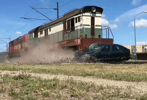 Simulovaná zrážka vlaku s autom