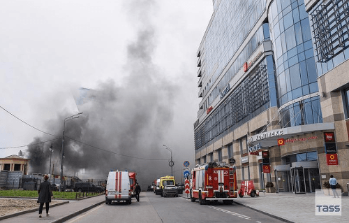 Pre požiar v obchodnom centre v Moskve evakuovali asi 3500 ľudí.