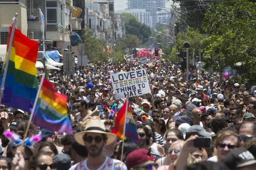 Na pochode LGBT komunity v Tel Avive sa zúčastnilo asi 200 tisíc ľudí.