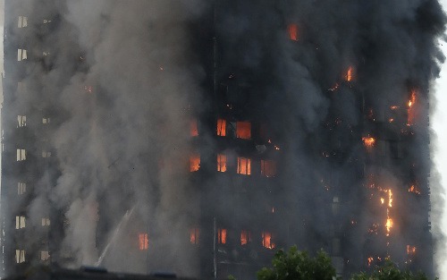 Požiar výškovej budovy v Londýne.