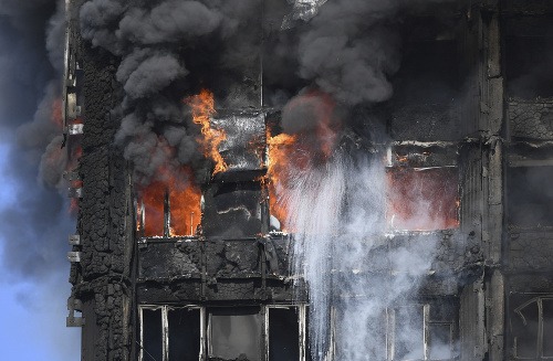 Požiar, ktorý vypukol minulý týždeň v londýnskej budove Grenfell Tower