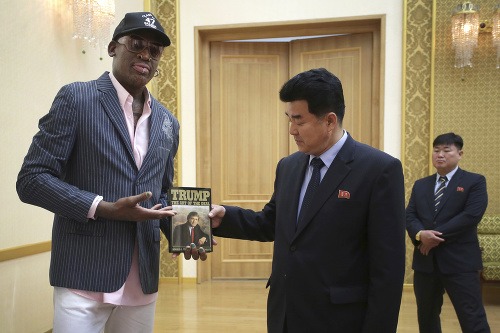 Dennis Rodman daroval ministrovi Trumpovu knižku.
