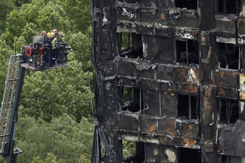 Hasiči prehľadávajú zhoretý interiér Grenfelskej veže v Londýne po požiari, ktorý usmrtil najmenej 30 ľudí.