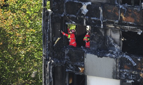 Po požiari v budove Grenfell Tower ostali desiatky mŕtvych a nezvestných