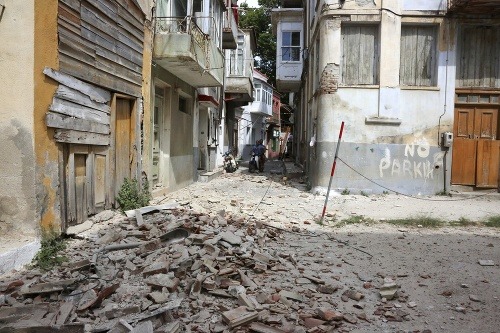 Ulice na ostrove Lesbos po prvom silnom zemetrasení pred piatimi dňami.