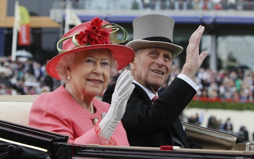 Kráľovná Alžbeta, princ Filip, ale aj princ Charles pre koronavírus opúšťajú Buckinghamský palác.