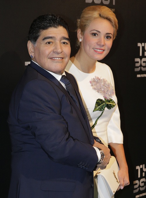 Diego Maradona so svojou snúbenicou. 